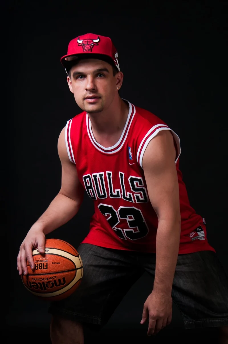 chico baloncesto rojo